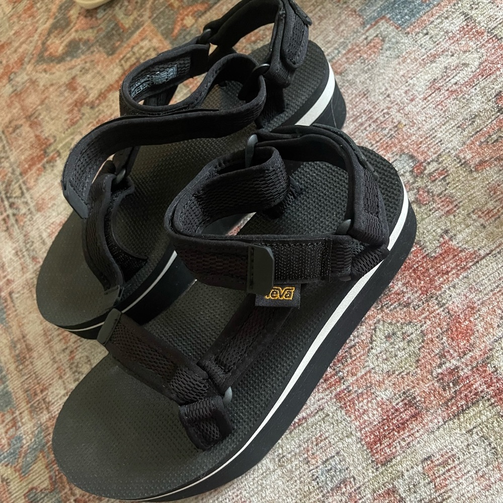 NWOT black platform Teva sandal